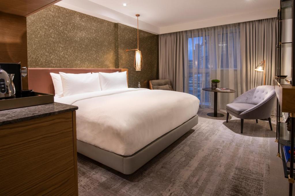 Lincoln Plaza Hotel London, Curio Collection By Hilton Image