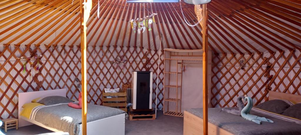 - une chambre avec 2 lits dans une yourte dans l'établissement Yourte au calme avec piscine, à Carbuccia