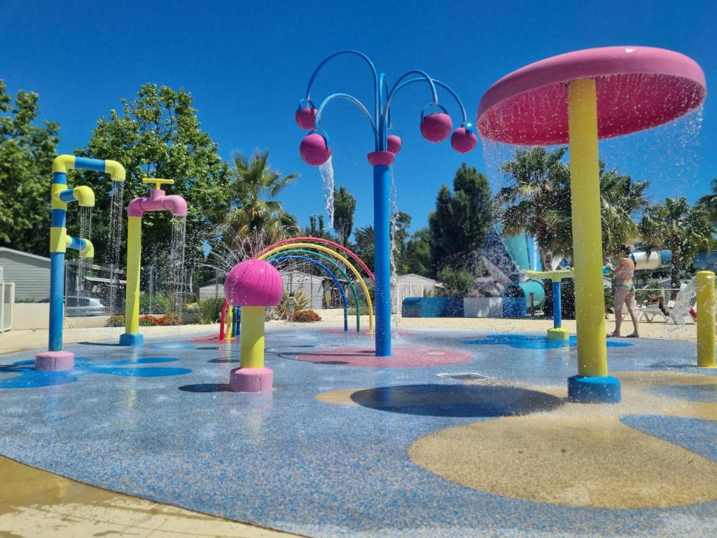 un parc aquatique avec de nombreux toboggans aquatiques dans l'établissement MOBILE HOME CLIMATISE Vias 2, à Vias