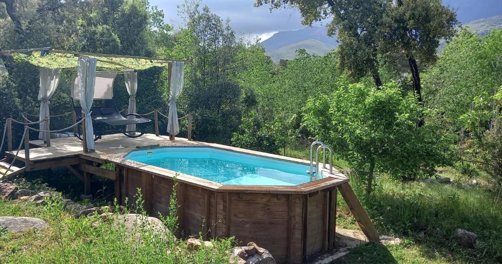 un bain à remous dans l'établissement Yourte au calme avec piscine, à Carbuccia