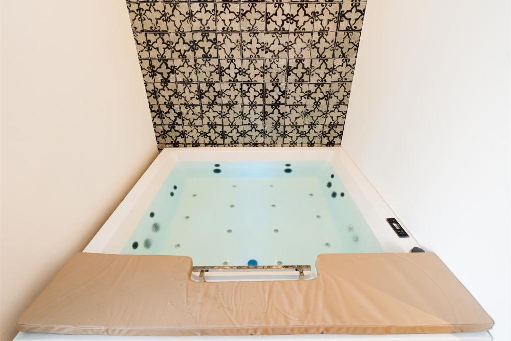 - une baignoire dans une chambre avec un mur dans l'établissement Volito Rural Experience, à Patù 58 autres photos