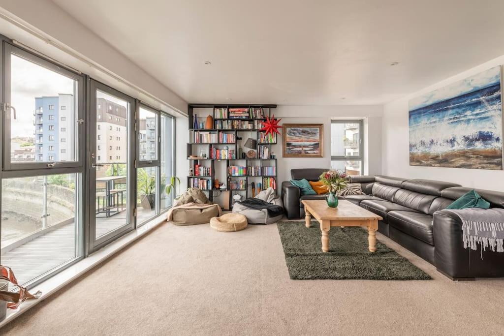 Calming Sea View City Apartment 1
