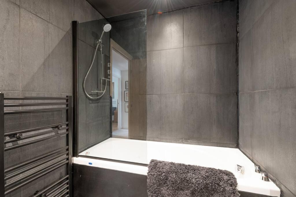 Calming Sea View City Apartment 8