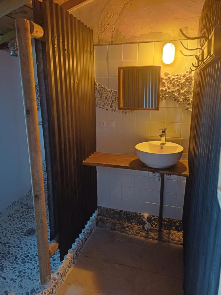 une salle de bain avec un lavabo et un miroir dans l'établissement Pays de Joie - Caravan La Bohème, à Saint-Macoux