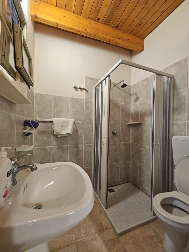 une salle de bain avec douche, lavabo et toilettes dans l'établissement Sicilia Bella, à Mazara del Vallo 18 autres photos