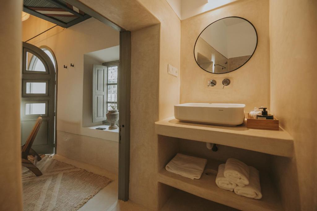 une salle de bain avec un lavabo et un miroir dans l'établissement Riad Dar M, à Marrakech