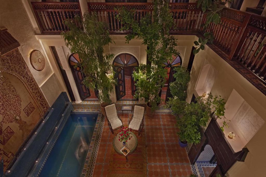 une vue aérienne d'une piscine dans un immeuble dans l'établissement Riad 58 Blu, à Marrakech