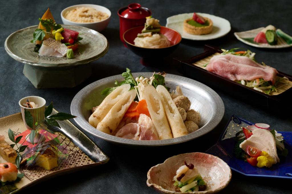 Une bande de plats sur une table dans l'établissement Katakurinohana, à Senboku 37 autres photos