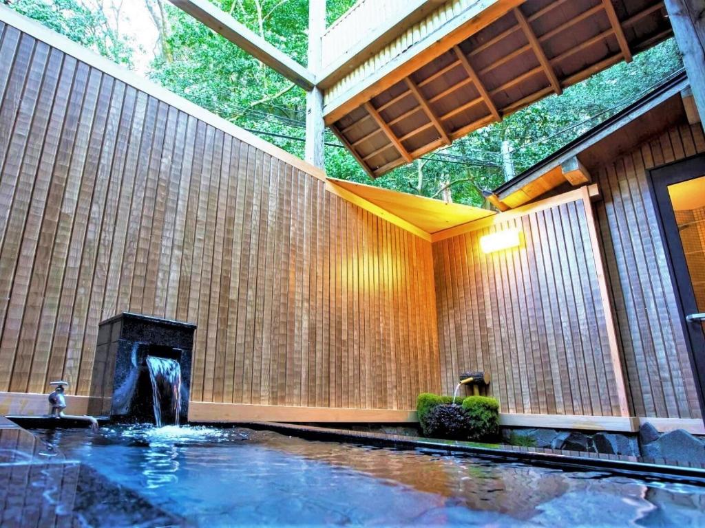 - une piscine avec une fontaine dans un bâtiment dans l'établissement Hakone Kowakien Mikawaya Ryokan, à Hakone