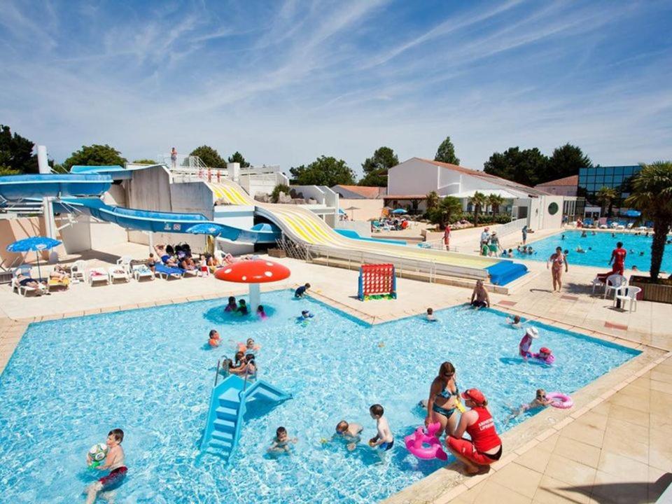 - un groupe de personnes dans une piscine d'un parc aquatique dans l'établissement Mobil-home a louer dans un camping **** proche de la mer et forêt, à Saint-Jean-de-Monts