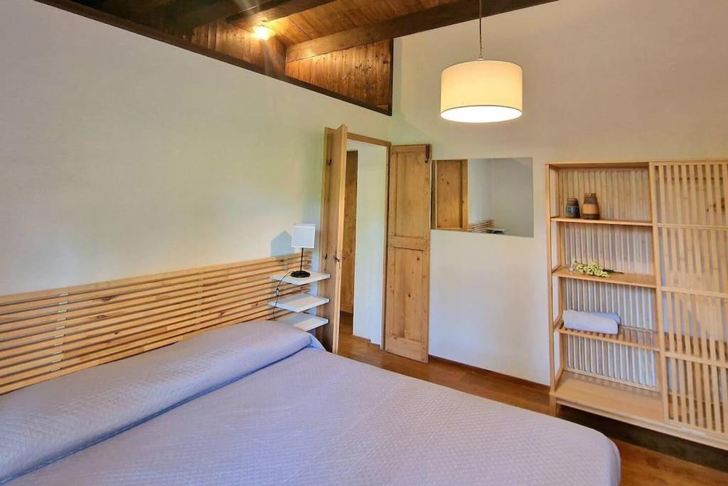 une chambre avec un grand lit avec une tête de lit en bois dans l'établissement Villa Verde - Private Pool, à Pietralunga 22 autres photos