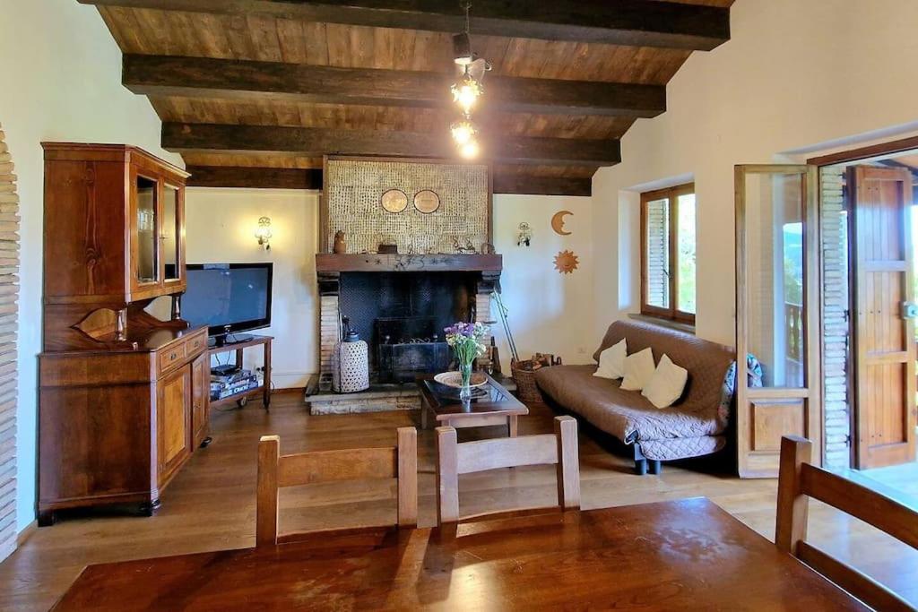 un salon avec un canapé et une cheminée dans l'établissement Villa Verde - Private Pool, à Pietralunga