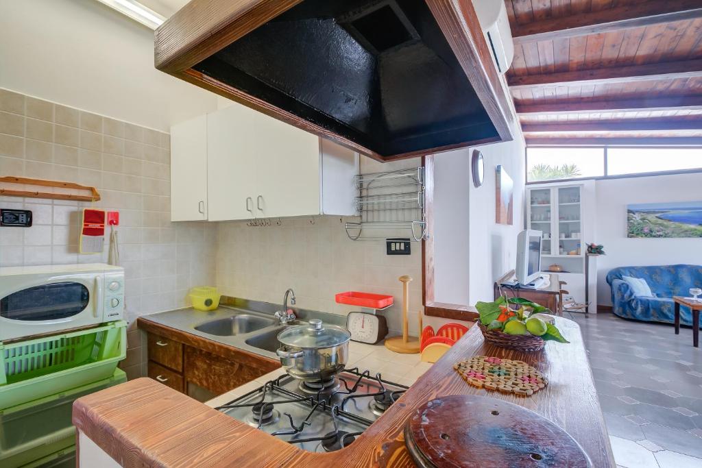 une cuisine avec un évier et une cuisinière four supérieur dans l'établissement Villa Oasi al mare near the sea with pool - Happy Rentals, à Melendugno