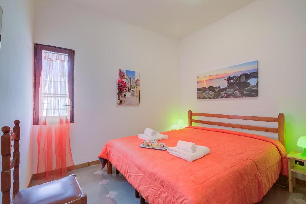 une chambre avec un lit avec deux serviettes dessus dans l'établissement Villa Oasi al mare near the sea with pool - Happy Rentals, à Melendugno