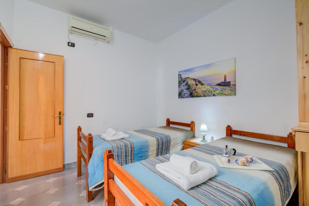 - 2 lits jumeaux dans une chambre avec porte dans l'établissement Villa Oasi al mare near the sea with pool - Happy Rentals, à Melendugno 35 autres photos