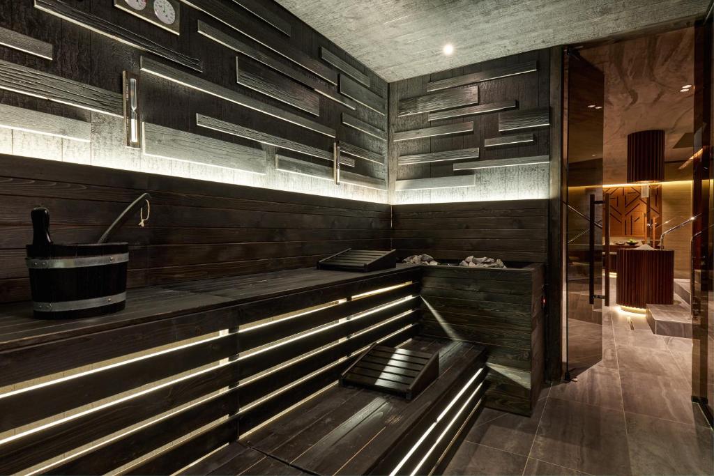 - une cuisine avec des murs en bois et un banc en bois dans l'établissement Almar Giardino di Costanza Mazara del Vallo, à Mazara del Vallo