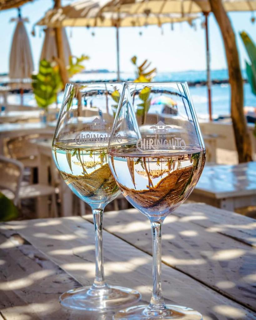- deux verres de vin assis au-dessus d'une table dans l'établissement MOBILE HOME CLIMATISE Vias 2, à Vias