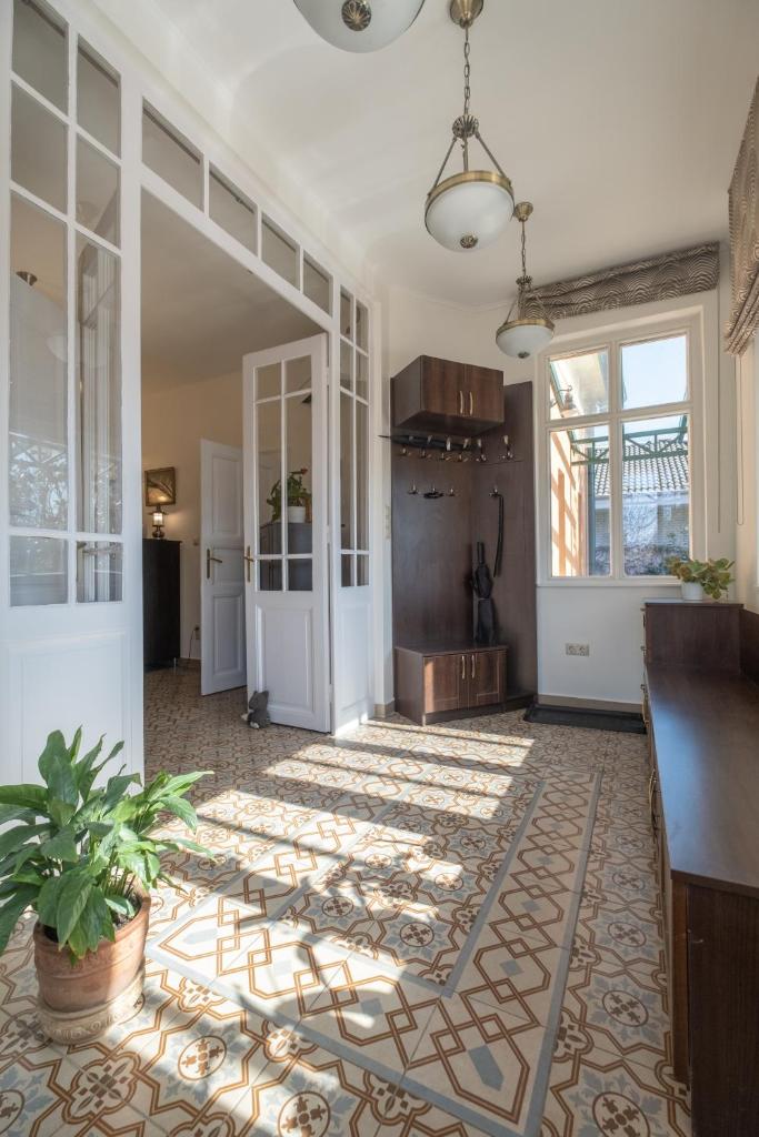 Giovanni's Airport House 4