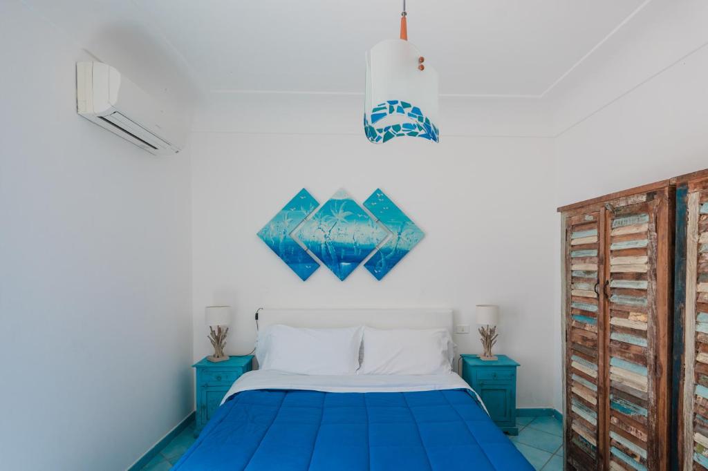 - une chambre avec un lit bleu et des armoires bleues dans l'établissement Villa Capri by MyVillaCollection, à Capri