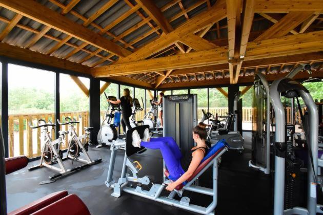 une femme dans une salle de sport avec plusieurs vélos d'exercice dans l'établissement Camping Les Pêcheurs - Maeva, à Roquebrune-sur Argens