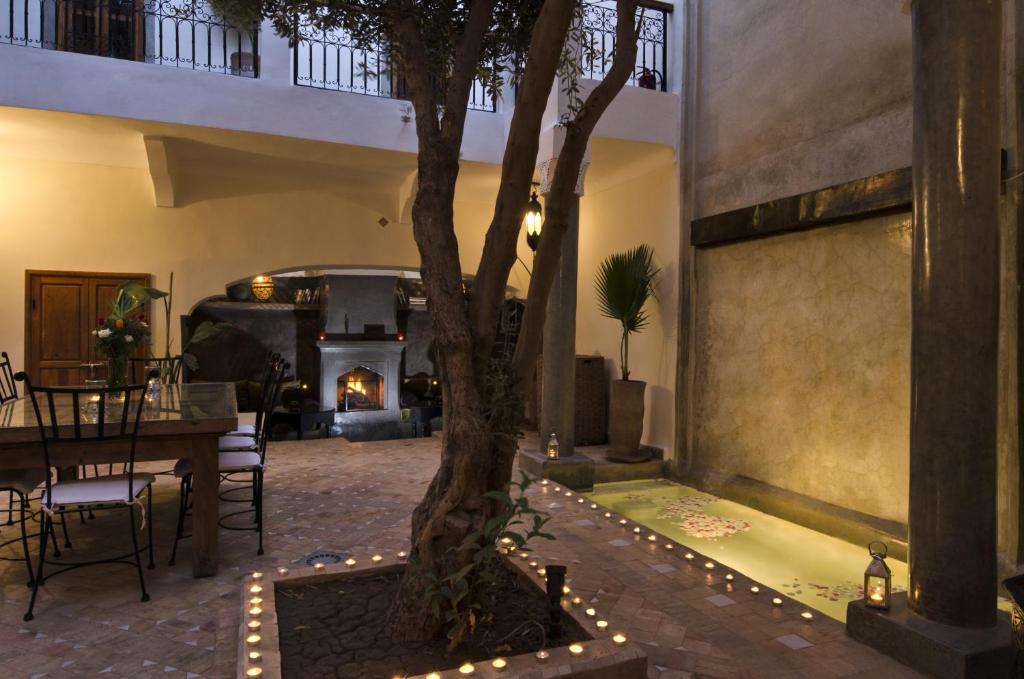 - un salon avec un arbre et une cheminée dans l'établissement Dar Rocmarra, à Marrakech