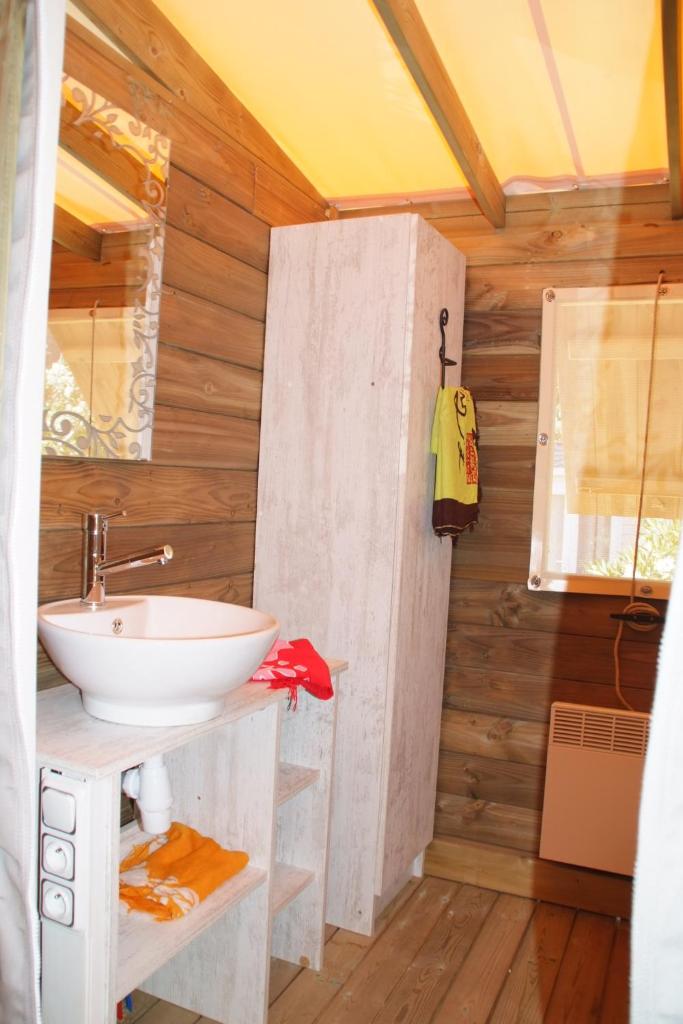 une salle de bain avec un lavabo et une douche dans l'établissement Camping Les Pêcheurs - Maeva, à Roquebrune-sur Argens
