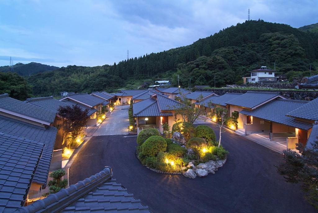 une vue aérienne sur un bâtiment avec des lumières dans l'établissement hotelLUANA 18歳未満入場禁止, à Nankoku