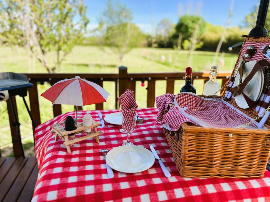 - une table de pique-nique avec une couverture rouge et blanche dans l'établissement Cabane la Clef des Champs au Mas des Entrages, à Salon-de-Provence