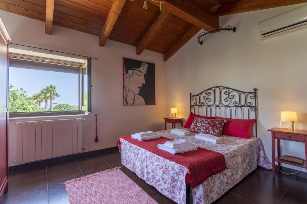 une chambre avec un lit et une grande fenêtre dans l'établissement Villa Alike - IsulaTravel, à Modica