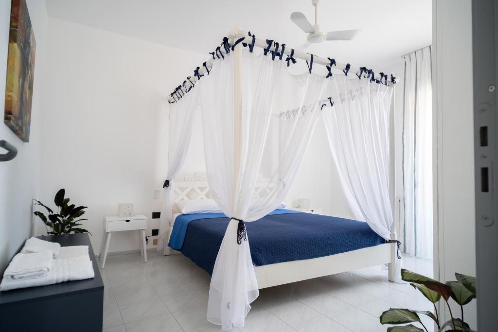 - une chambre dotée d'un lit à baldaquin avec des oiseaux dans l'établissement holiday inn endless summer, à Alcamo