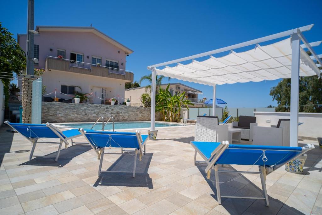 - une table de ping-pong bleue sur une terrasse dans l'établissement holiday inn endless summer, à Alcamo