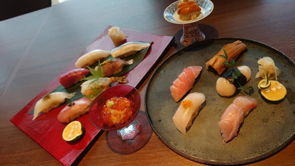une assiette de sushis sur une table en bois dans l'établissement Toriizaki Club Sushi Auberge, à Kisarazu 49 autres photos