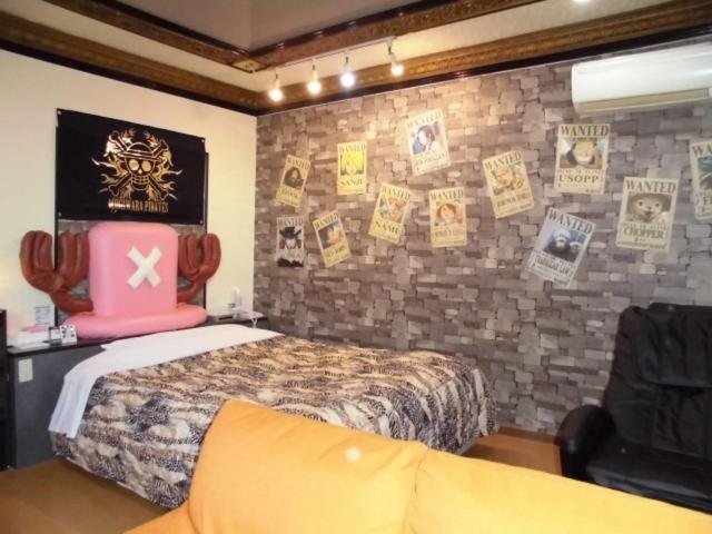 - une chambre avec un lit et un ordinateur portable rose sur le mur dans l'établissement ホテルZERO, à Tanigashira