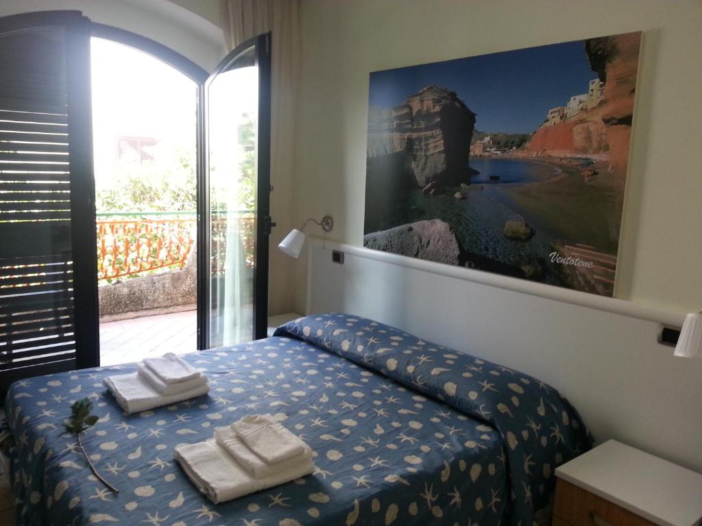une chambre avec un lit avec des serviettes dessus dans l'établissement Hotel Tirreno Formia, à Formia
