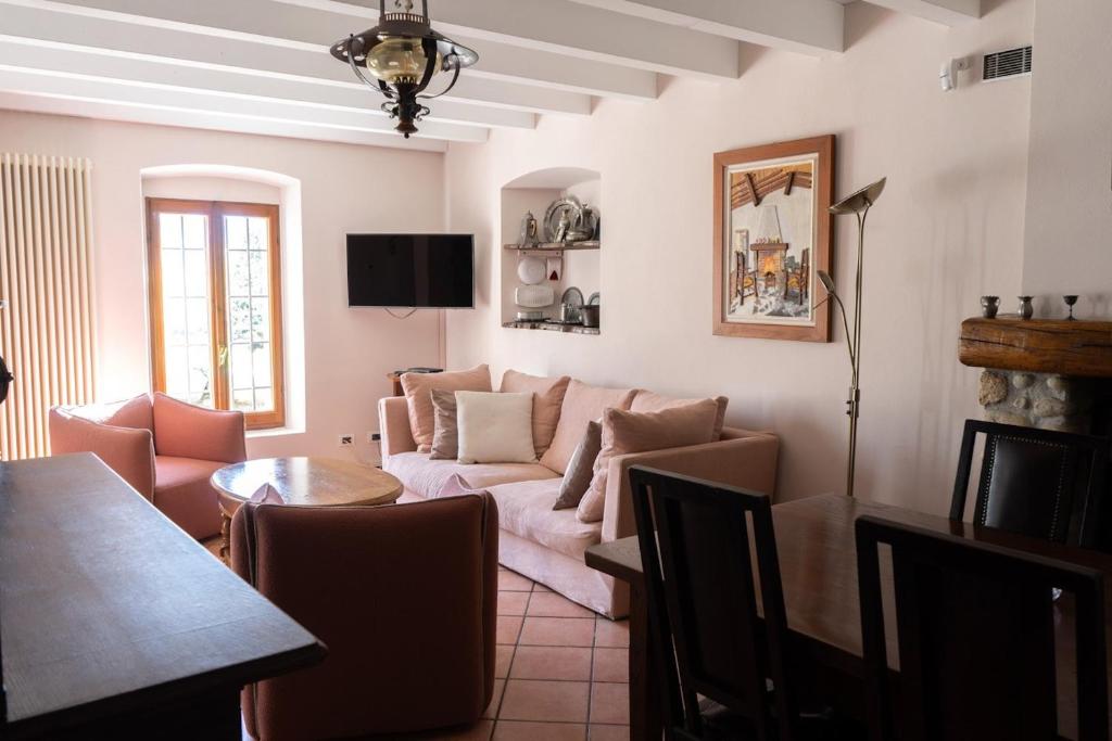 un salon avec un canapé et une table dans l'établissement Podere Brughee, à Tremezzo