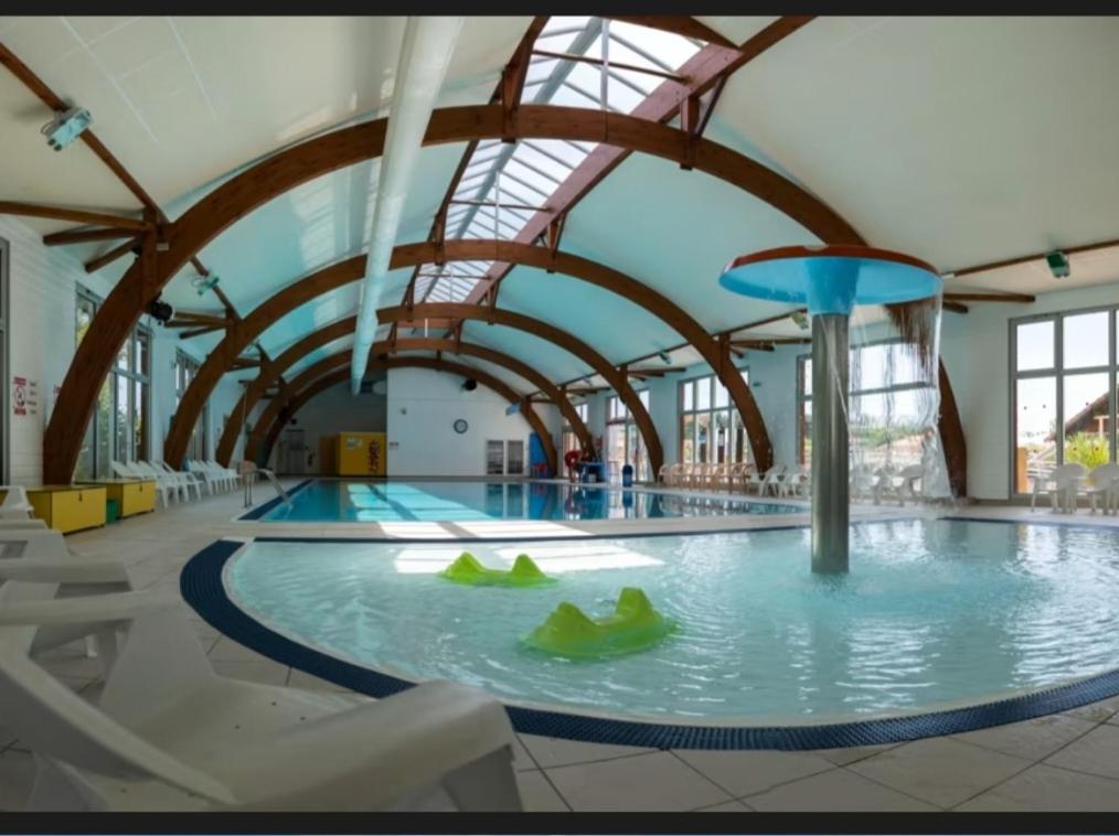 - une piscine dans un bâtiment avec un parc aquatique dans l'établissement Mobilhome de 45 m2 - Camping siblu La Réserve 4****, à Gastes