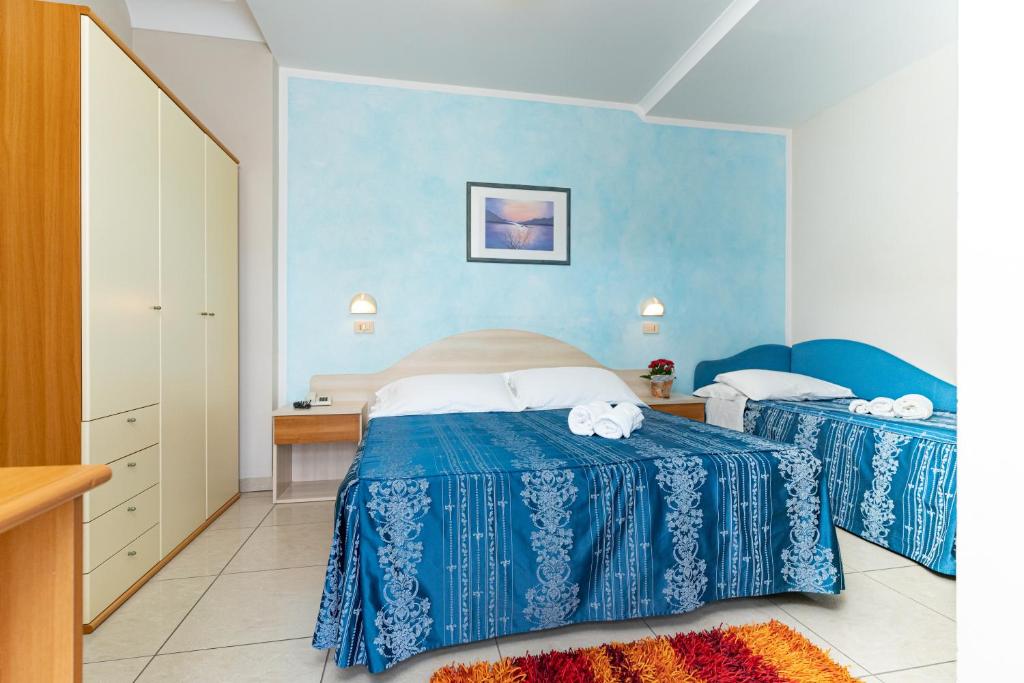 - une chambre avec 2 lits aux murs bleus dans l'établissement Hotel Dusseldorf, à Rimini 103 autres photos