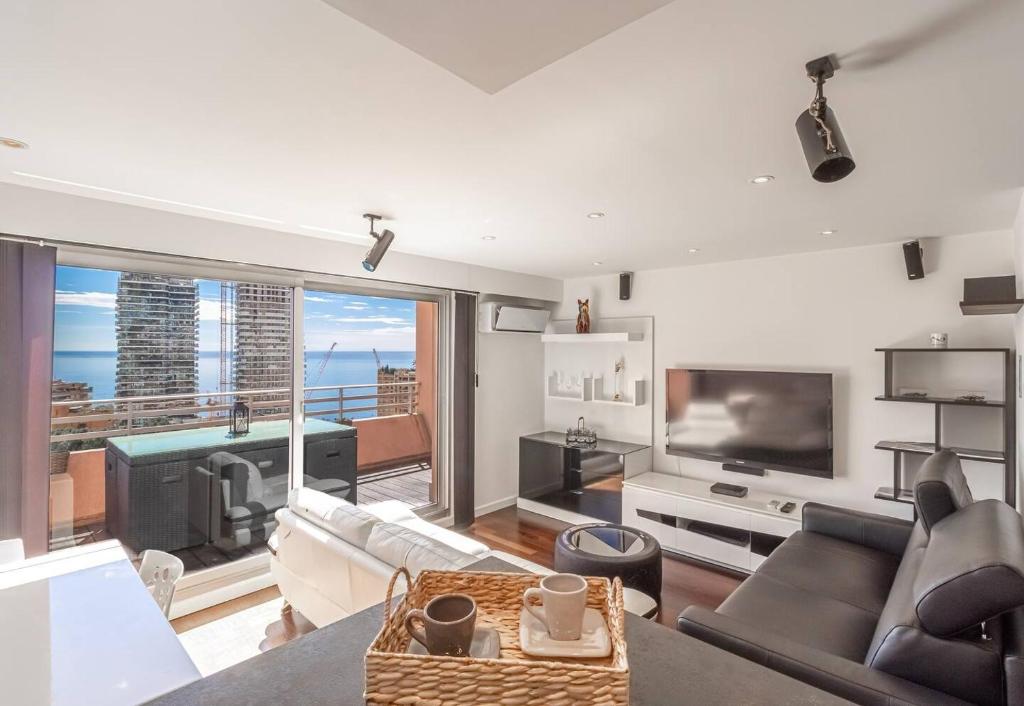 Stunning Renovated 1-Bedroom Breathtaking View 2