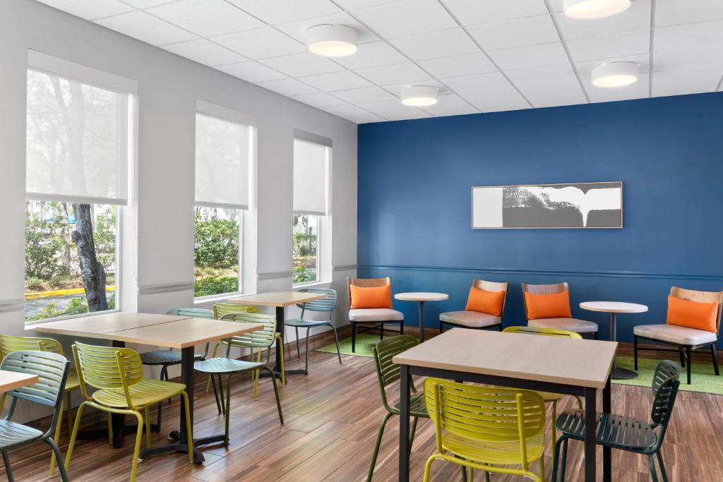 Spark by Hilton Orlando near SeaWorld Image
