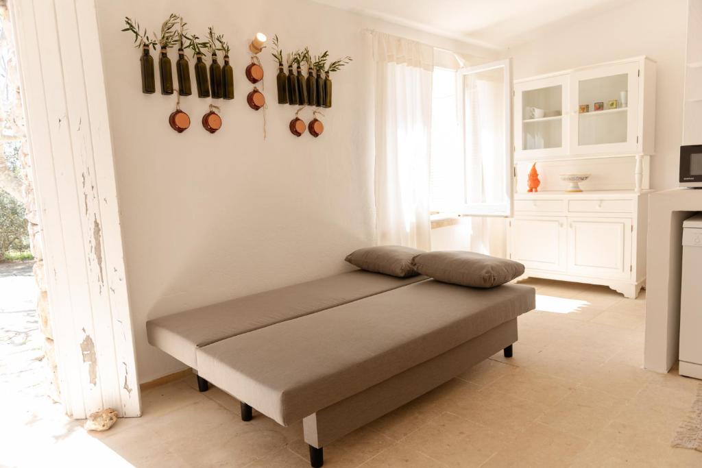 une pièce avec un banc dans une pièce dans l'établissement Tenuta Lavati, Santa Maria di Leuca, à Castrignano del Capo