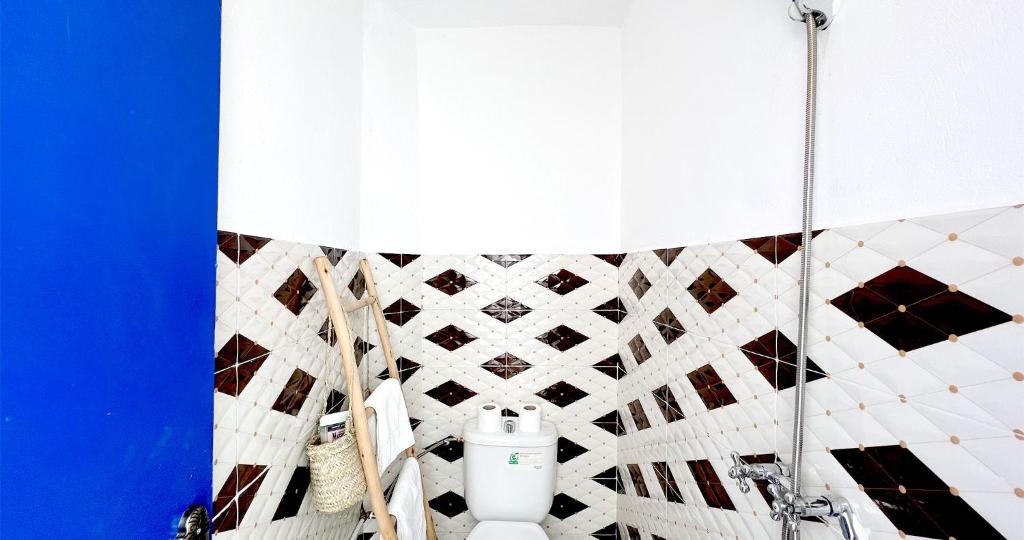 une salle de bain avec toilettes et un mur bleu dans l'établissement Couloirs de la Médina, à Marrakech
