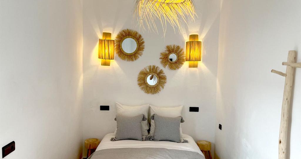 - une chambre avec deux miroirs et un lit avec des oreillers dans l'établissement Couloirs de la Médina, à Marrakech
