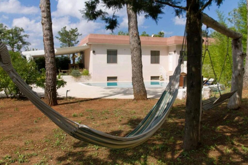 - un hamac dans une cour en face d'une maison dans l'établissement Villa Mialma, à Monopoli