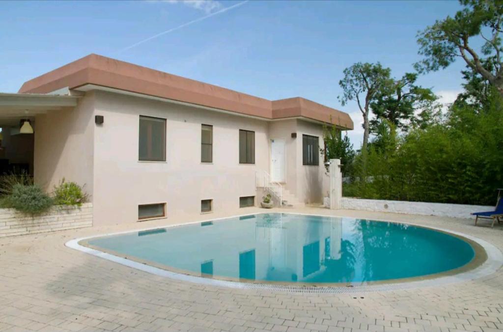 une piscine devant une maison dans l'établissement Villa Mialma, à Monopoli