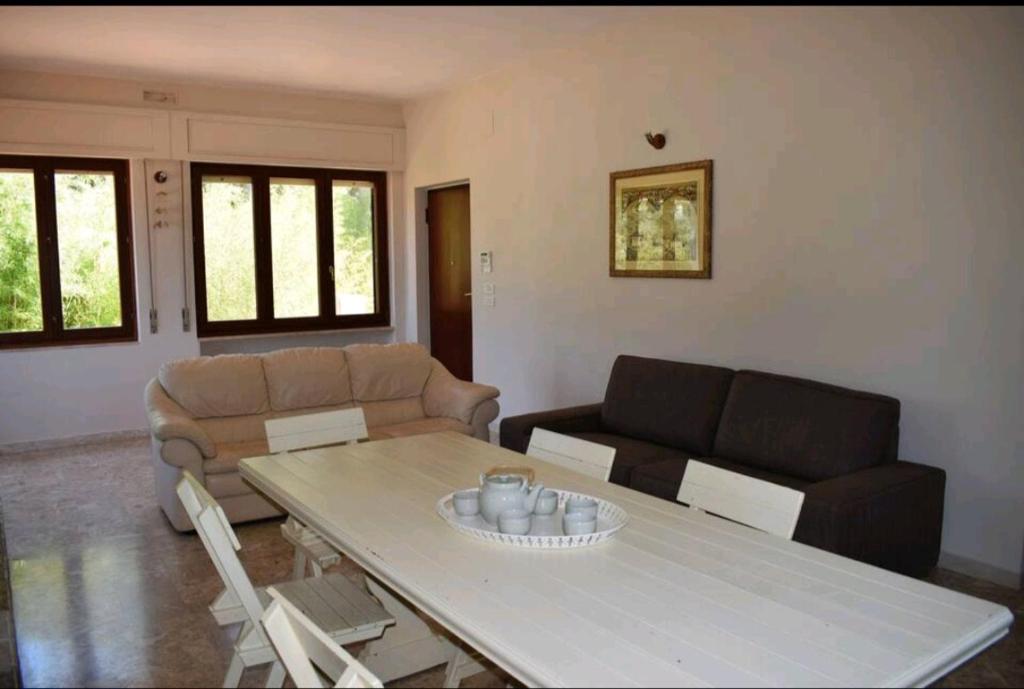 un salon avec une table et un canapé dans l'établissement Villa Mialma, à Monopoli
