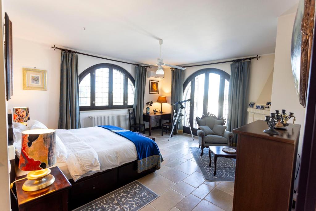 une chambre avec un lit, un bureau et une chaise dans l'établissement Torre Guaceto Luxury Masseria with Salted Pool, à Serranova