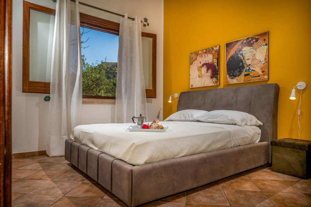 - une chambre avec un lit et une table dans l'établissement Villa Miceli con piscina privata, à Scopello 41 autres photos