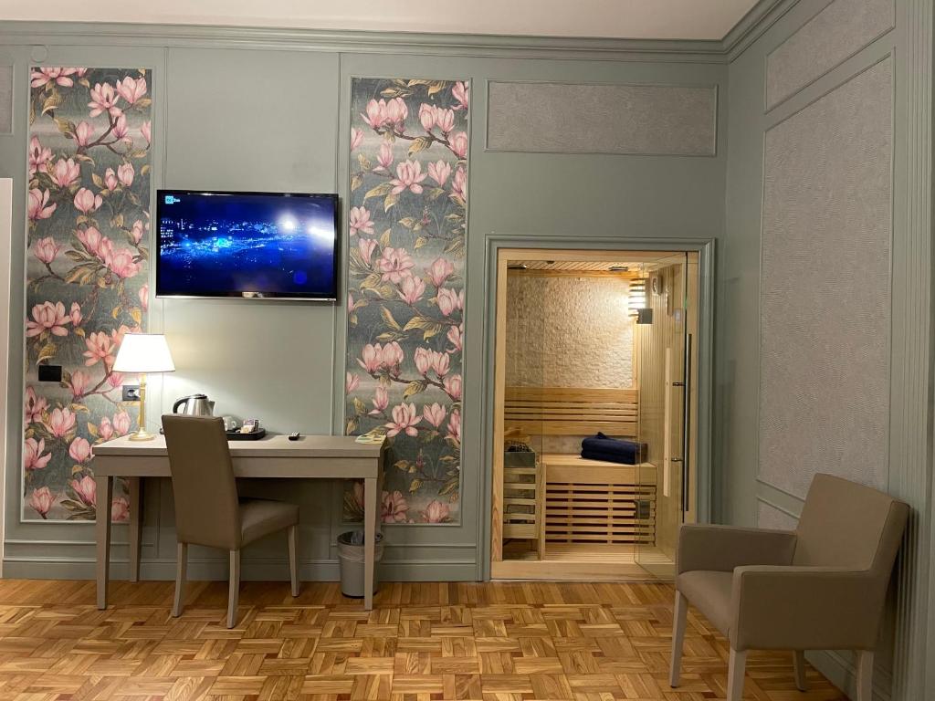 une salle à manger avec une table et deux chaises dans l'établissement Spa & Wellness by Des Anglais " Accesso SPA compreso", à Sanremo