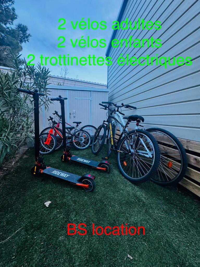 Deux vélos sont garés à côté d'un garage. dans l'établissement Mobile Home Le Badour, à Canet