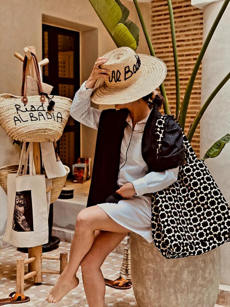 une femme portant un chapeau de paille assise dans un pot dans l'établissement Riad Al Badia, à Marrakech 37 autres photos